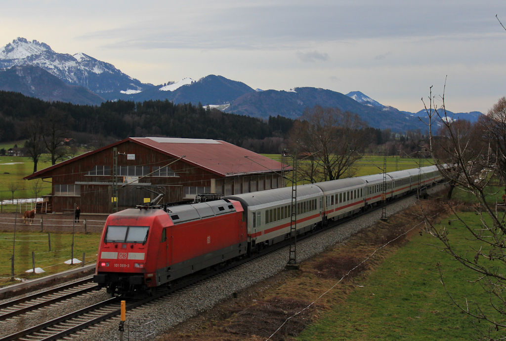 101 069-3 mit einem IC nach Mnchen. Aufgenommen am 23. Dezember 2012 bei bersee.