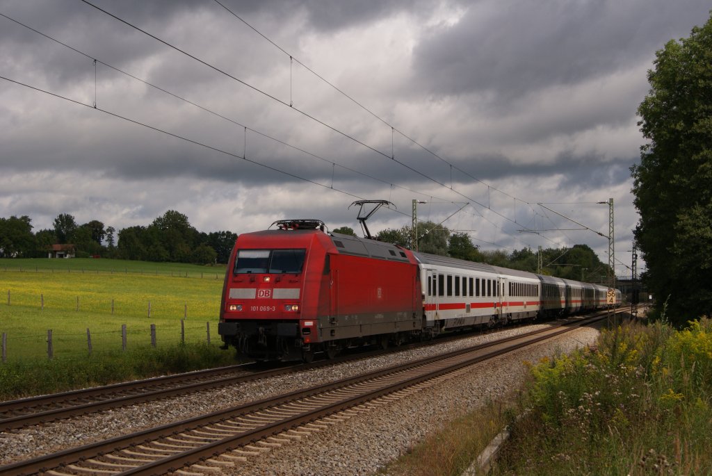 101 069-3 mit einem InterCity in Grokarolinfeld am 13.08.2011