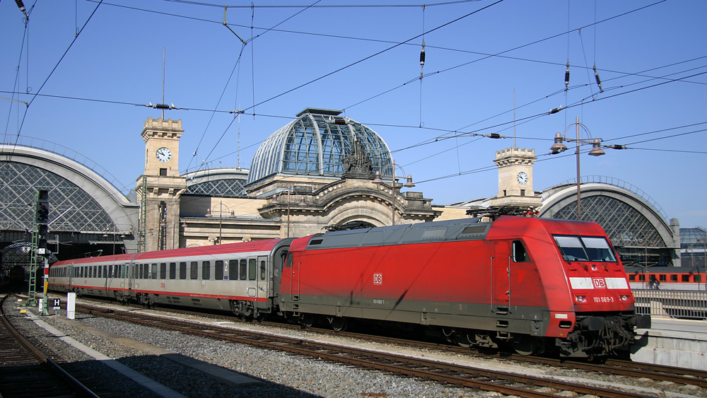 101 069 erreicht mit dem EC 173  Vindobona  aus Hamburg den Hbf Dresden. Zur Weiterfahrt nach Tschechien wird gleich 372 002 vorgespannt. 06.03.2012