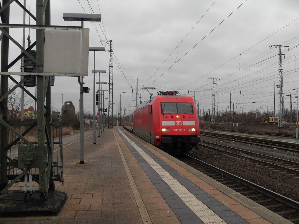 101 069 mit einem IC am 04.02.2011 in Stendal.