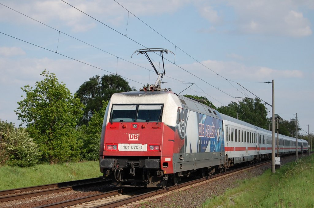101 070-1  Adler Mannheim  als Schublok am 25.05.2010 bei Woltorf