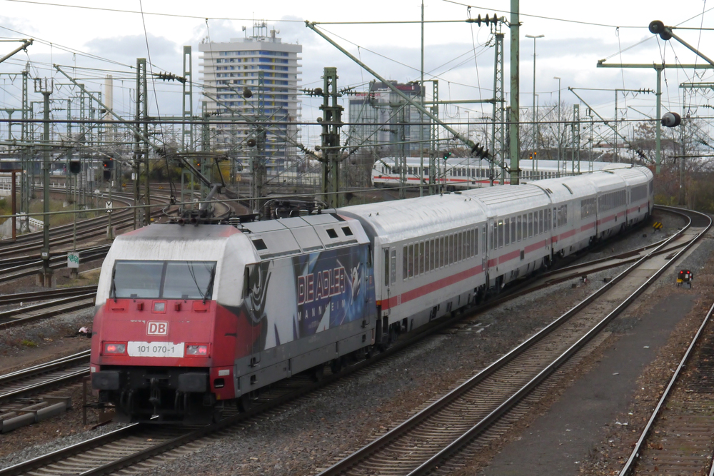 101 070-1  Adler Mannheim  fhrt aus dem Mannheimer Hbf Richtung Pfalz. (25.11.2012)