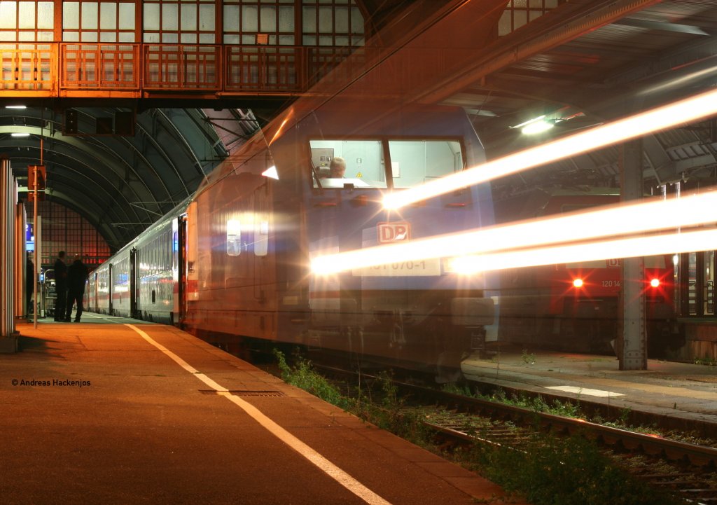 101 070-1  Adler Mannheim  hat gerade vom EC 360 (Mnchen Hbf-Strasbourg) abgekoppelt und wird nun in die Abstellung gehen. Dann bernimmt 181 211 den Zug. Karlsruhe 26.10.10