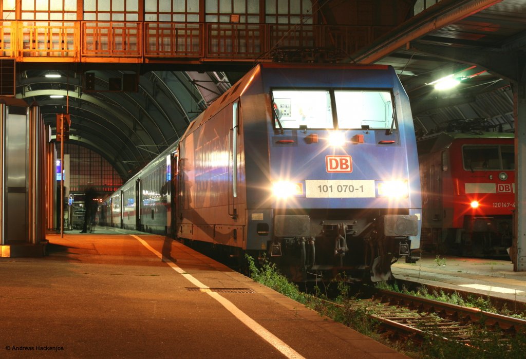 101 070-1  Adler Mannheim  mit dem EC 360 (Mnchen Hbf-Strasbourg) in Karlsruhe 26.10.10. 101 070 wird gleich in die Abstellung gehen und 181 211 bernimmt denZug