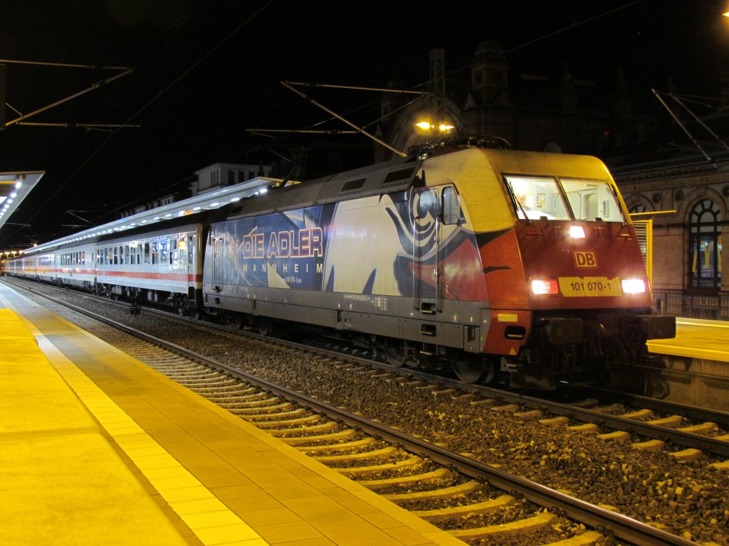 101 070 1 am spten Abend im Schweriner Hauptbahnhof mit einem IC in Richtung Hamburg HBF am 18.04.2011