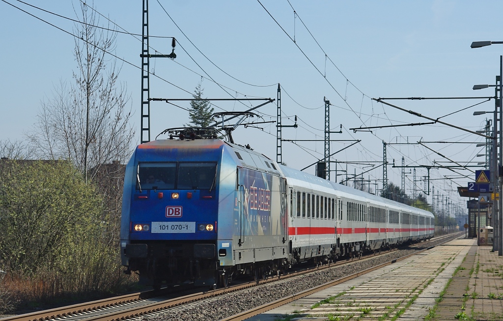 101 070-1 mit einem IC aus Hannover kommend. Aufgenommen am 02.04.2011 in Dedensen-G�mmer.