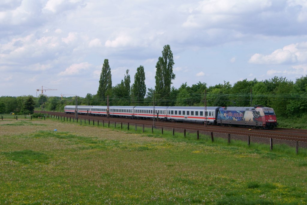 101 070-1 mit einem Intercity in Langenfeld (Rhld) am 19.05.2012