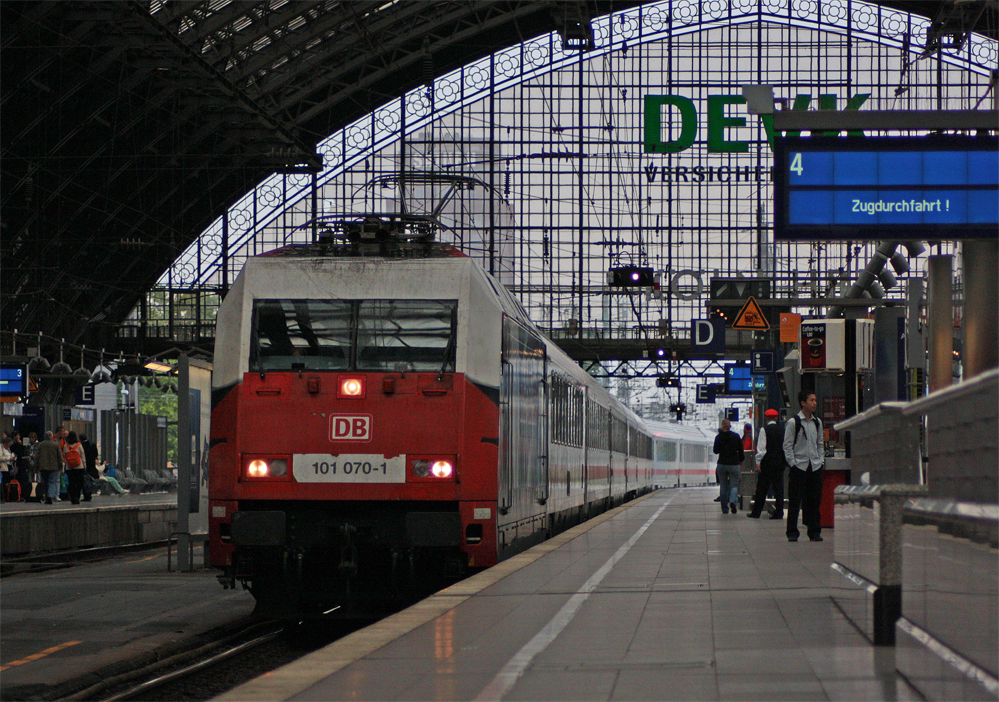 101 070-1 mit einer IC-Leerfahrt aus Kln Bbf kommend Richtung Kln Deutzerfeld bei der Durchfahrt im Klner Hbf, 28.8.10