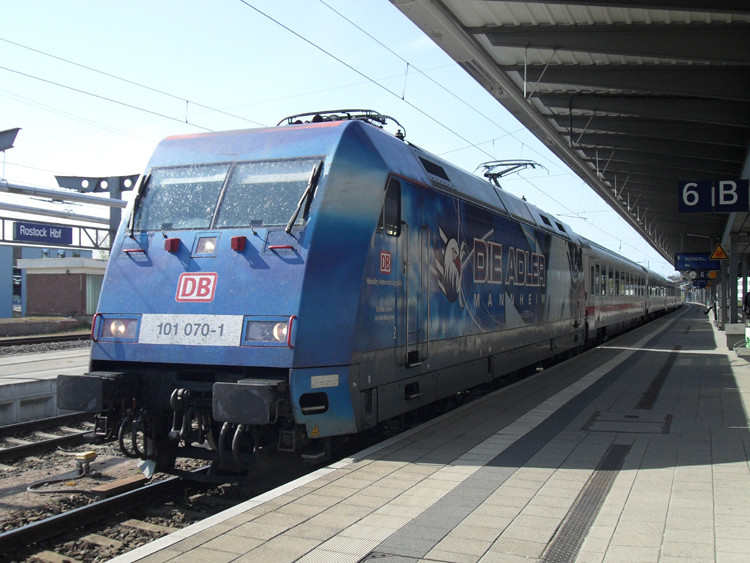 101 070-1 mit IC2376 von Karlsruhe Hbf Richtung 
Ostseebad Binz kurz vor der Ausfahrt um 15.38 Uhr im Rostocker Hbf(24.04.10)