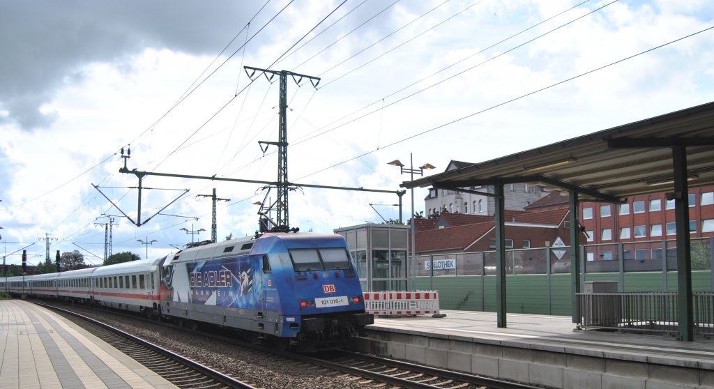 101 070-1 schiebt einen IC durch Lehrte, am 29.August 2010.