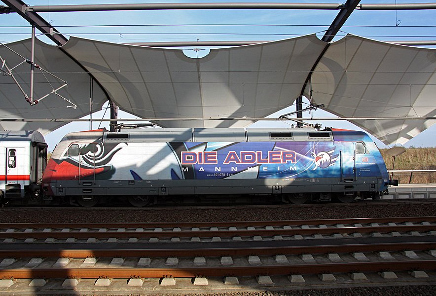 101 070-1 war das ganze Wochenende von und nach Leipzig im Einsatz. Hier steht sie am 08.11.2009 in Bahnhof Leipzig-Flughafen.