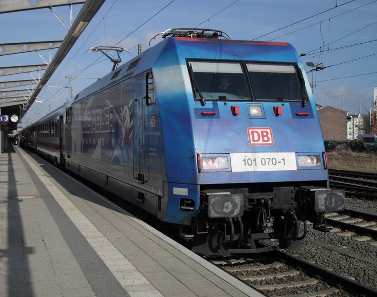 101 070-1 wartet  mit IC2373 von Stralsund nach Karlsruhe Hbf im Rostocker Hbf auf die Ausfahrt.(30.03.10)