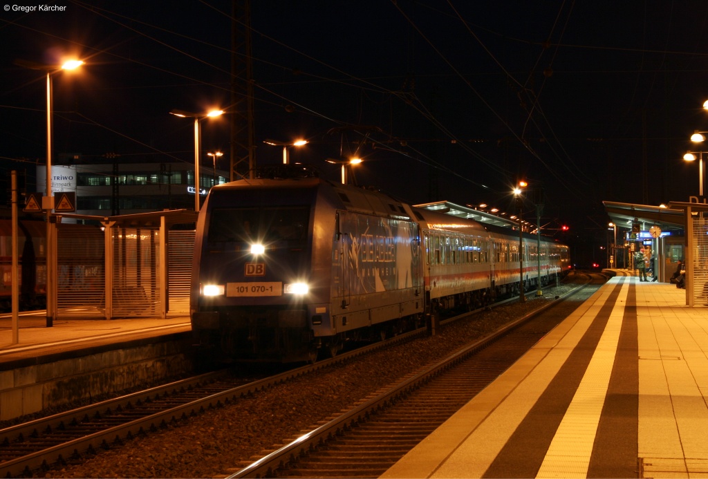 101 070  Adler Mannheim  hlt mit dem IC 2362 Stuttgart-Bruchsal-Karlsruhe in Bruchsal. Aufgenommen am 07.11.2012.
