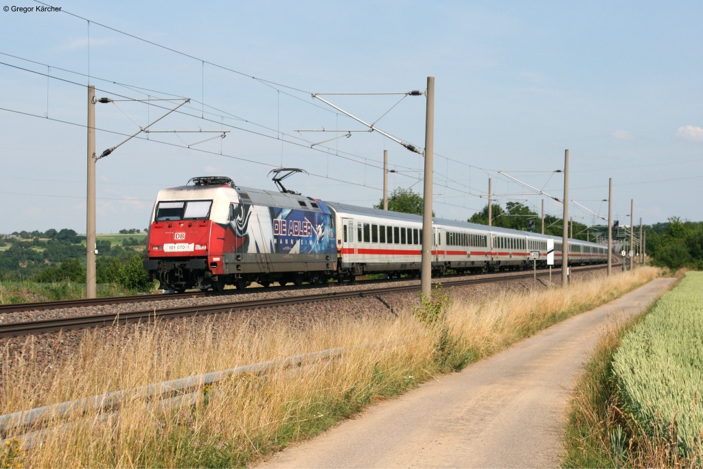 101 070  Adler Mannheim  mit dem IC 2364 Stuttgart-Offenburg bei Pulverdingen. Diese Leistung fhrt normalerweise Steuerwagen voraus. Das Bild wurde nur mglich, weil der Zug gedreht war. Aufgenommen am 02.07.2013.