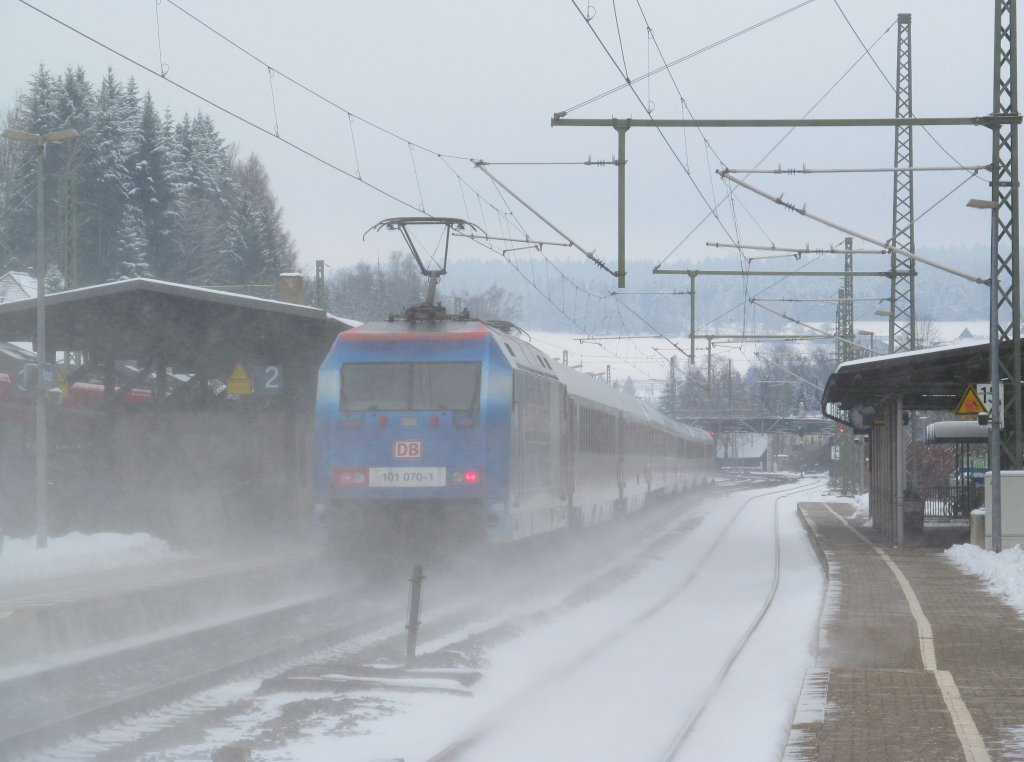 101 070  Adler Mannheim  schiebt am 10. Februar 2013 den IC 2208 durch Kronach.