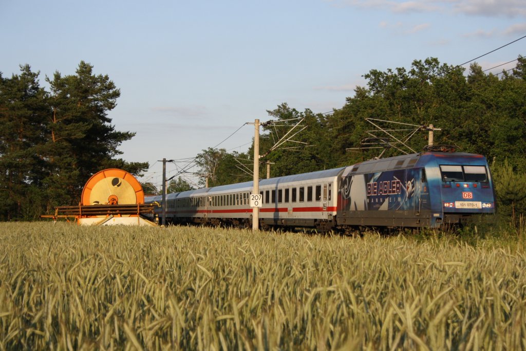 101 070 am 26.06.2010 mit dem IC 2242 von Berlin Ostbahnhof nach Osnabrck aufgenommen zwischen Leiferde bei Gifhorn und Meinersen. 