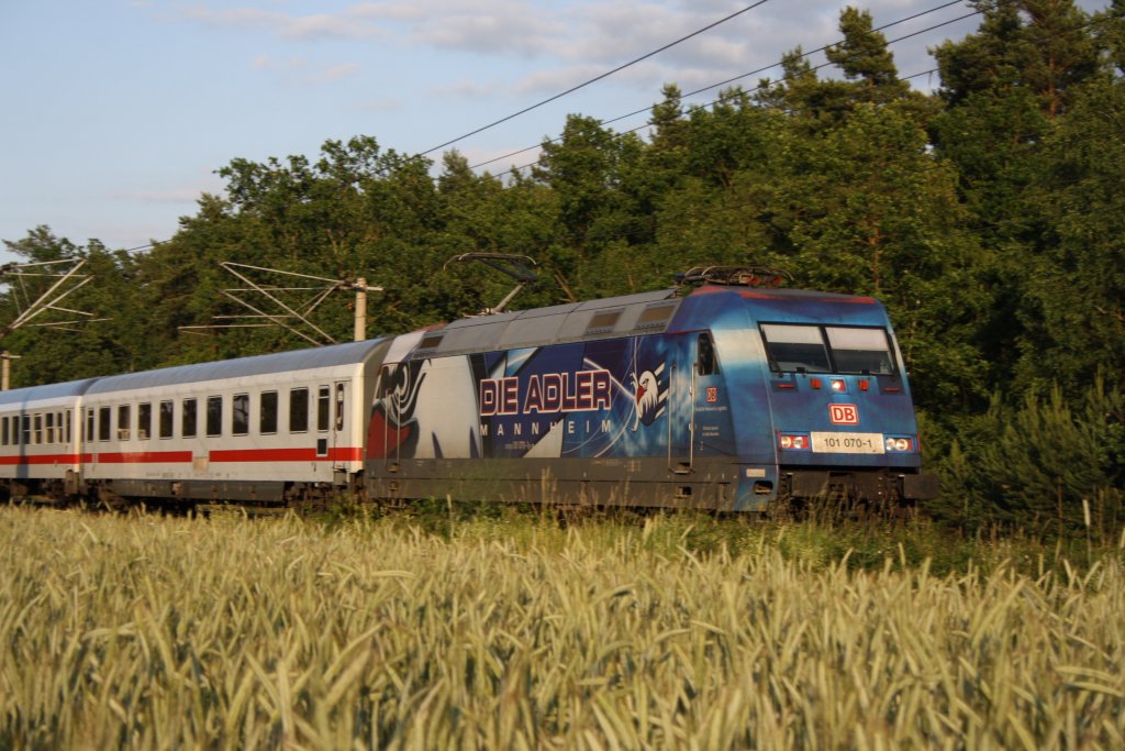 101 070 am 26.06.2010 mit dem IC 2242 von Berlin Ostbahnhof nach Osnabrck aufgenommen zwischen Leiferde bei Gifhorn und Meinersen. 