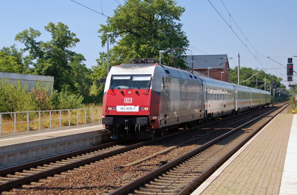 101 070 befrdert am 14.07.10 den IC 2353 durch Burgkemnitz Richtung Berlin.