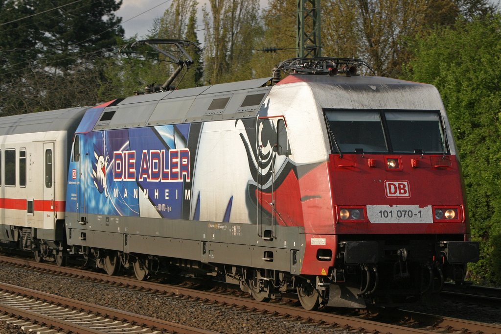 101 070  Die Adler  fhrt am 20.4.10 mit IC 2213 durch Dsseldorf-Angermund