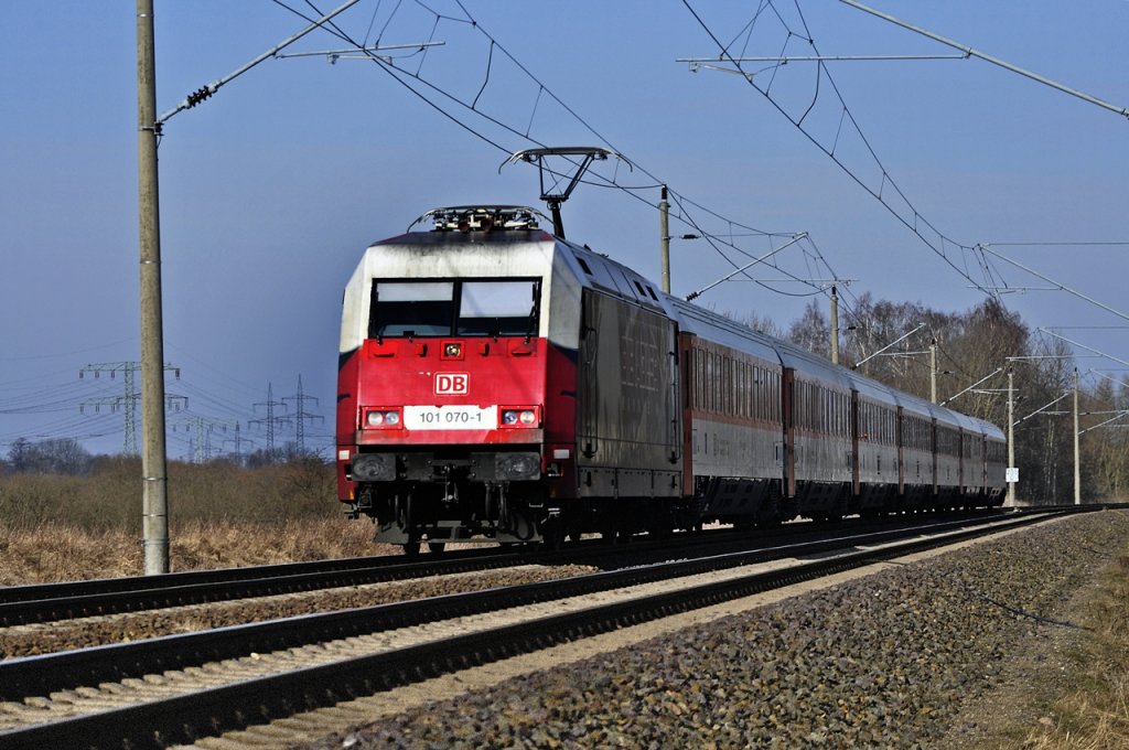 101 070 hat heute den EC von Stralsund aus am Harken, 23.02.2011