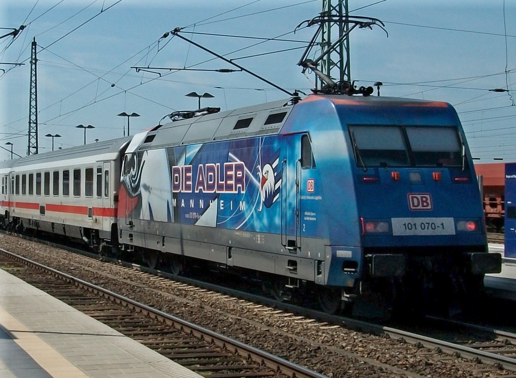 101 070 mit dem IC Binz-Frankfurt/Main am 25.April 2010 in Bergen/Rgen.