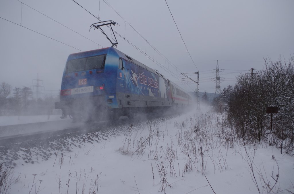 101 070 schiebt am 10.02.2013 den IC 2208 mit +30 min Versptung durch Gundelsdorf Richtung Saalfeld auf der Frankenwaldbahn. 