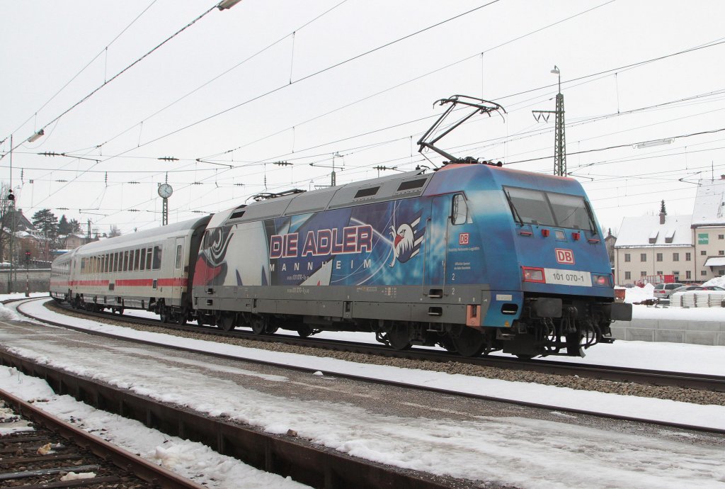 101 070 schiebt den EC 114 aus dem Bf. Traunstein am 28.02.2013