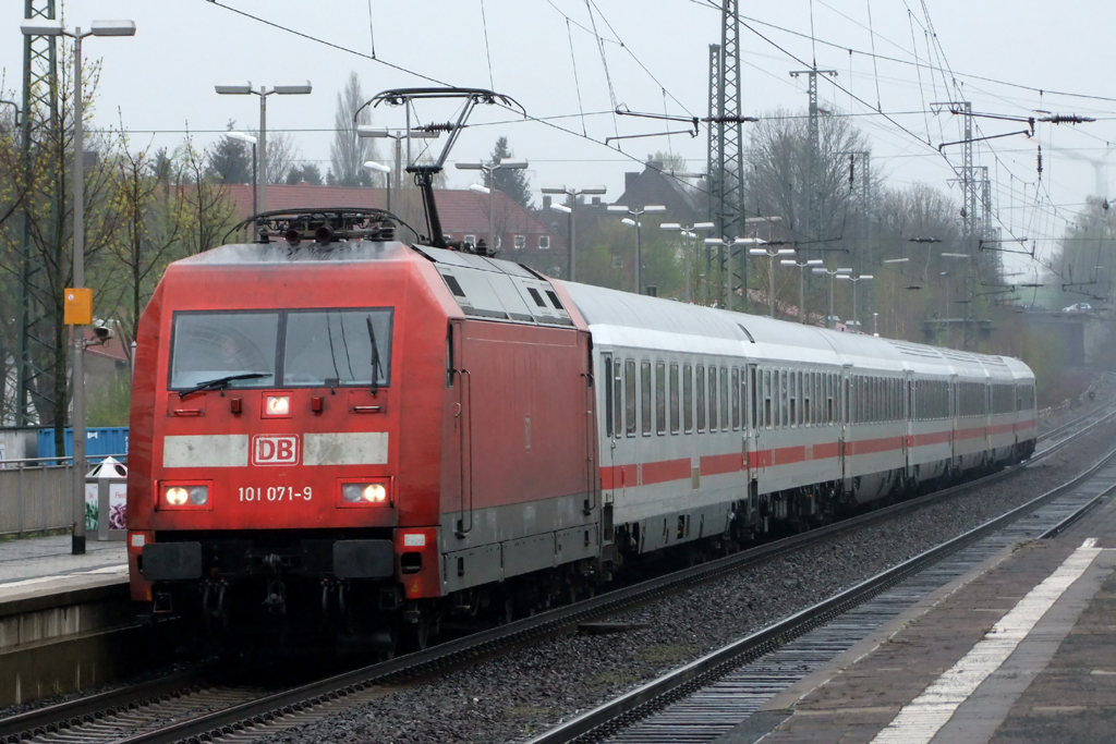 101 071-9 mit IC 1936 nach Kln bei der Einfahrt in Recklinghausen 10.4.2012