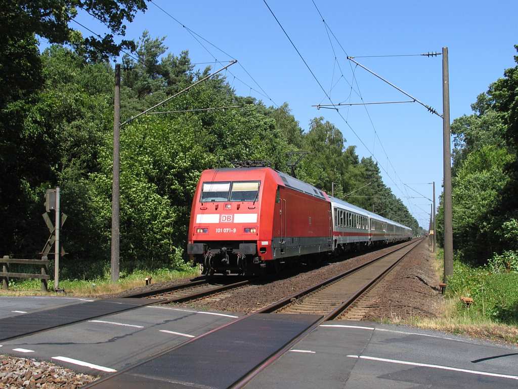 101 071-9 mit IC 332 Nordeich Mole-Luxembourg bei Neudrpen am 16-7-2010. 