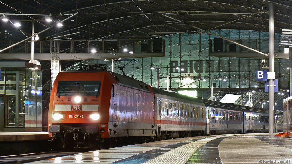 101 071-9 ist mit ihrem EC 170 aus Budapest im Endbahnhof Berlin Hbf auf Gleis 13 eingetroffen. (31.07.2011)