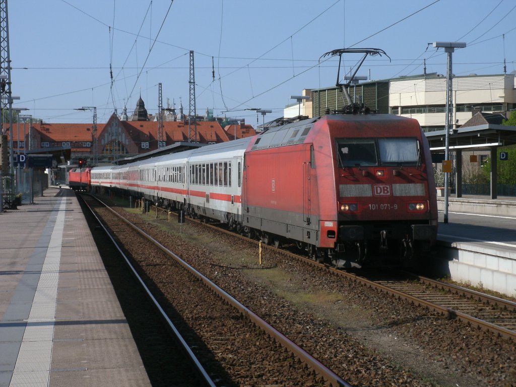 101 071 mit dem Uex 2404 aus Kln,am 23.April 2011,in Stralsund.Whrend 101 071 mit dem Rgener Kurswagen nach Binz ausfuhr,bernahm 218 315 die drei Kurswagen nach Heringsdorf.Am Schlu vom eingefahrenen Zug noch 120 111 die in Stralsund vom Zug abgehngt wurde.