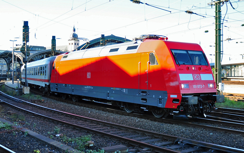 101 072-7 bei der Ausfahrt aus Kln-Hbf  10.10-2010
Kuriose  Lackierung , mu vom auftreffen der tiefstehenden Sonne auf die entprechenden Farbpigmente kommen !? Eigenartigeweise nur bei dieser Lok. 