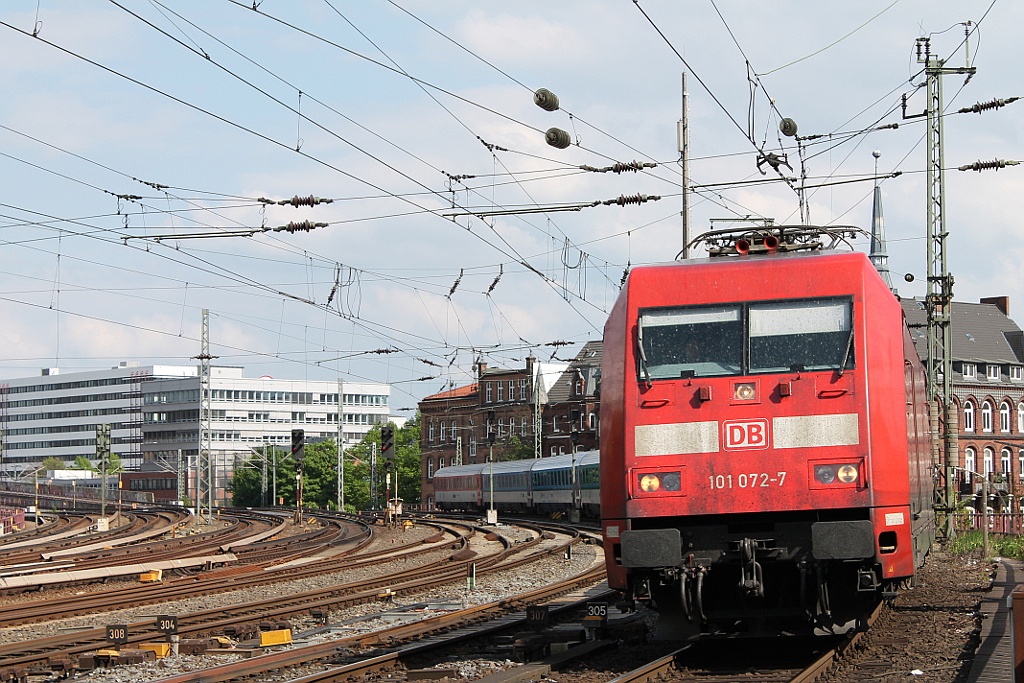 101 072-7 mit EC 176  Johannes Brahms  von Brno nach Hamburg-Altona bei der Einfahrt in Hamburg Hbf am 11.05.2013
