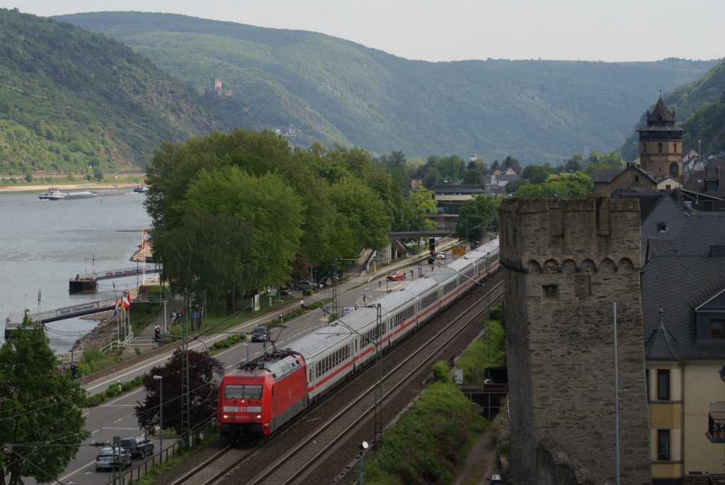 101 072-7 mit einem IC in Oberwesel am 1. Mai 2011