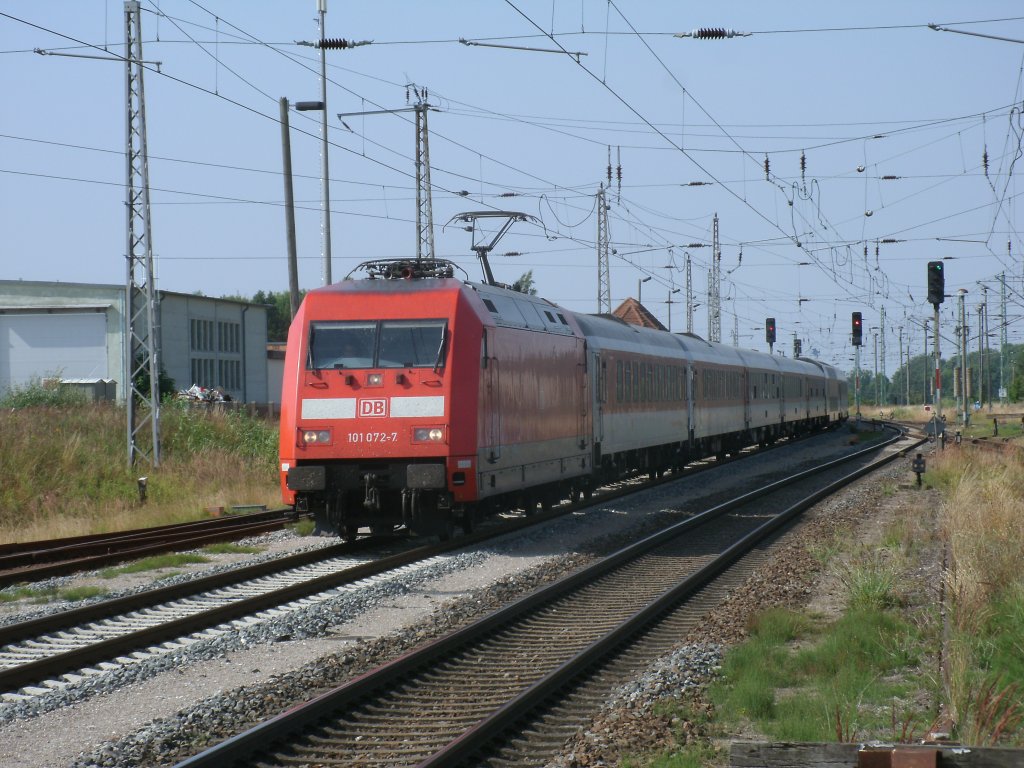 101 072 kommt mit dem CNL 1251 aus Zrich,am 27.Juli 2013,pnktlich in Bergen/Rgen an und verlie den Bahnhof mit dem CNL nach Binz.
