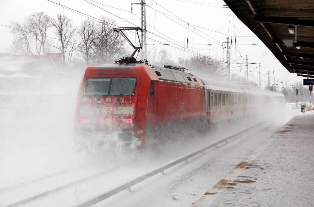101 072 schiebt am 30.01.10 einen IC Richtung Gesundbrunnen am S-Bahnhof Karow vorbei.