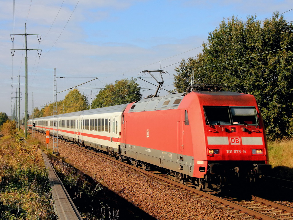 101 073-5 mit einem IC  am 21. Oktober 2011 in Diedersdorf in der N�he des Schloss Diedersdorf.