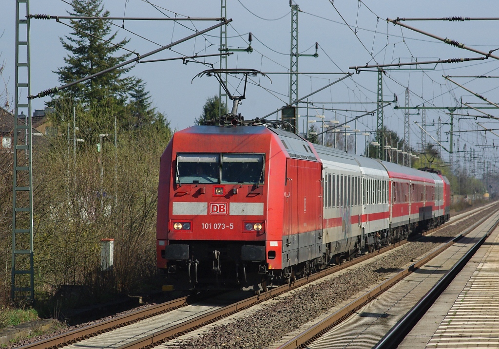 101 073-5 mit einer interessanten IC-Garnitur aus Hannover kommend. Am Zugschluss schiebt noch 120 123-5. Aufgenommen am 02.04.2011 in Dedensen-Gmmer.