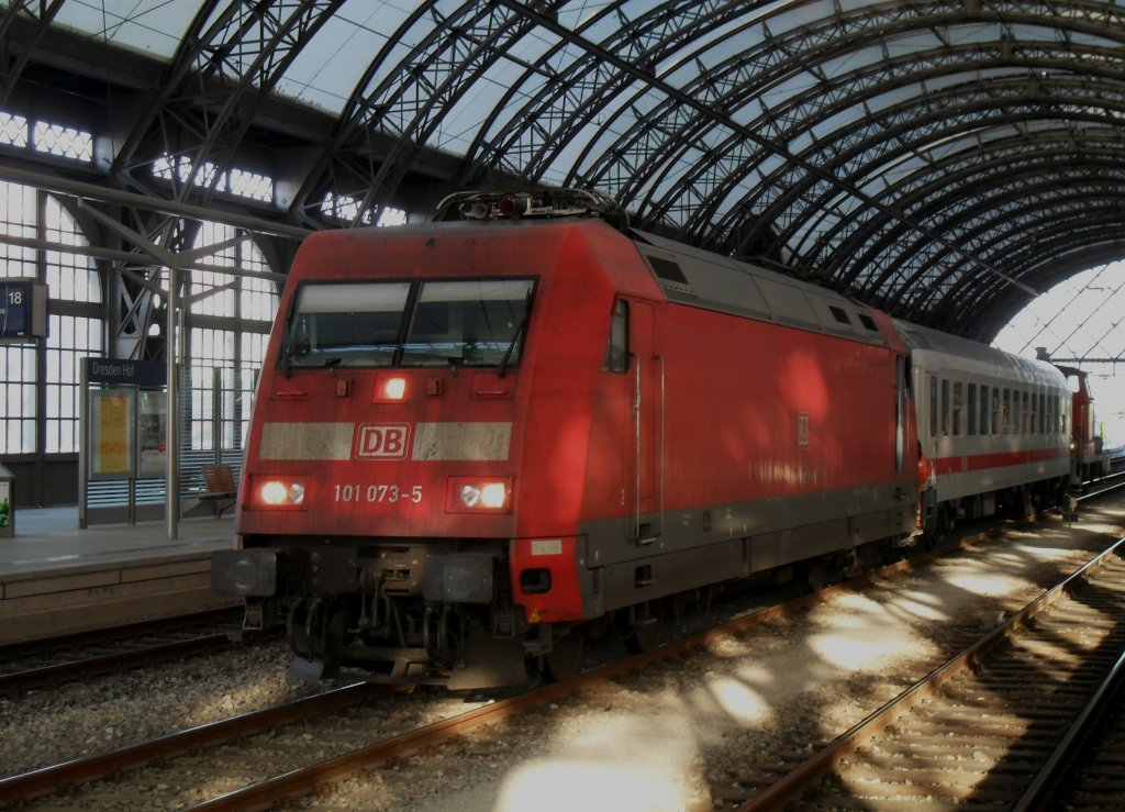 101 073-5 wird soeben mit dem zustzlichen IC-Waggon fr den Eurocity nach Berlin Hbf verbunden. 01.Mai 2011 Dresden Hbf