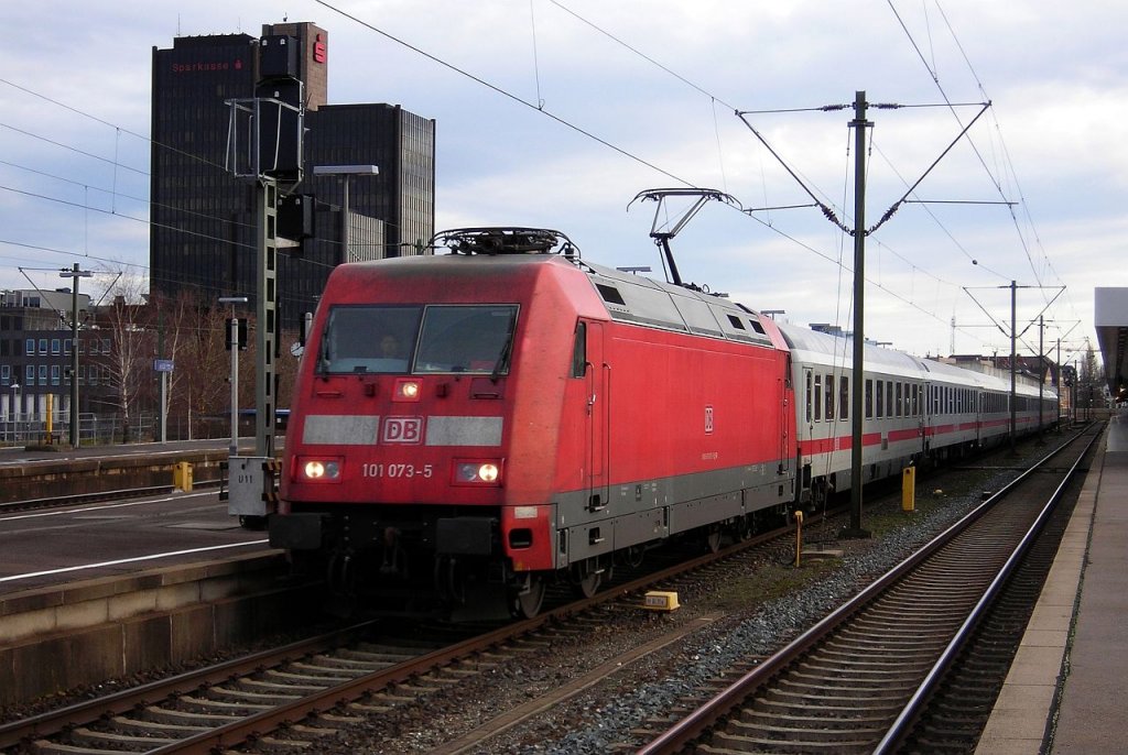 101 073 verlsst mit dem IC 2048 den Bahnhof Hannover