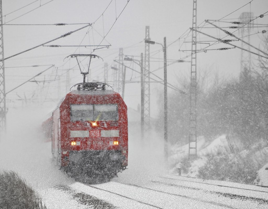 101 073 verlt mit dem Eurocity bei gutem Schneetreiben Stralsund am 02.12.2010