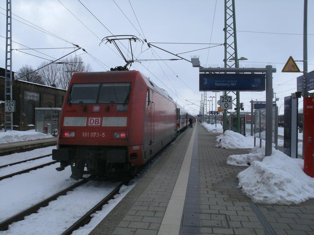 101 073,aufgebgelt als Schlulok,am 30.Mrz 2013,im IC 2287 Binz-Hamburg,in Bergen/Rgen.