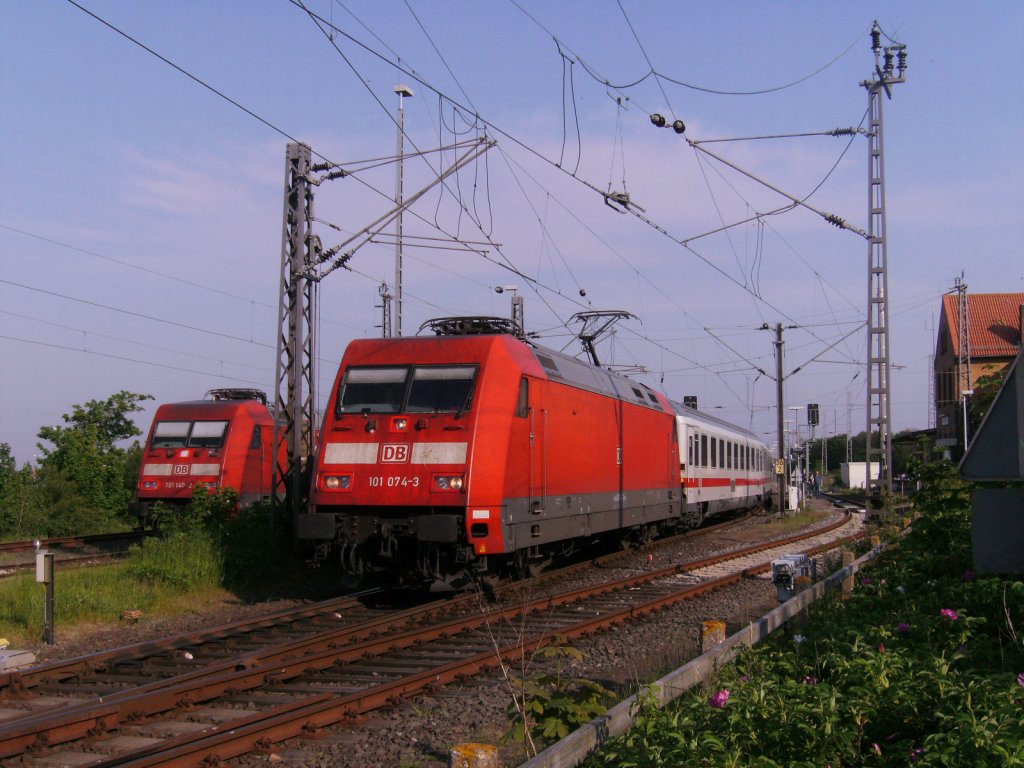 101 074-3 mit IC am 23.05.2012 in Norddeich.