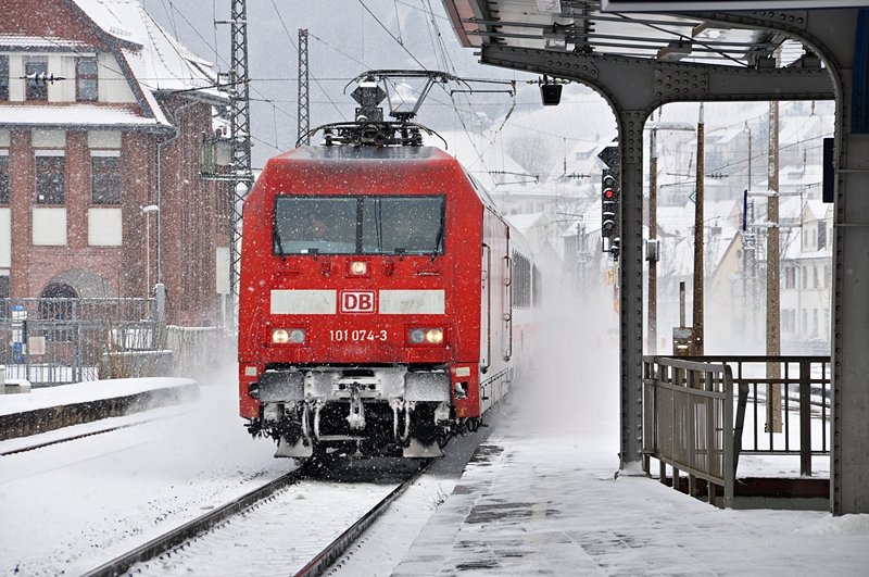 101 074 luft mit ihrem IC aus Richtung Frankfurt in Weinheim ein am 31.01.2010