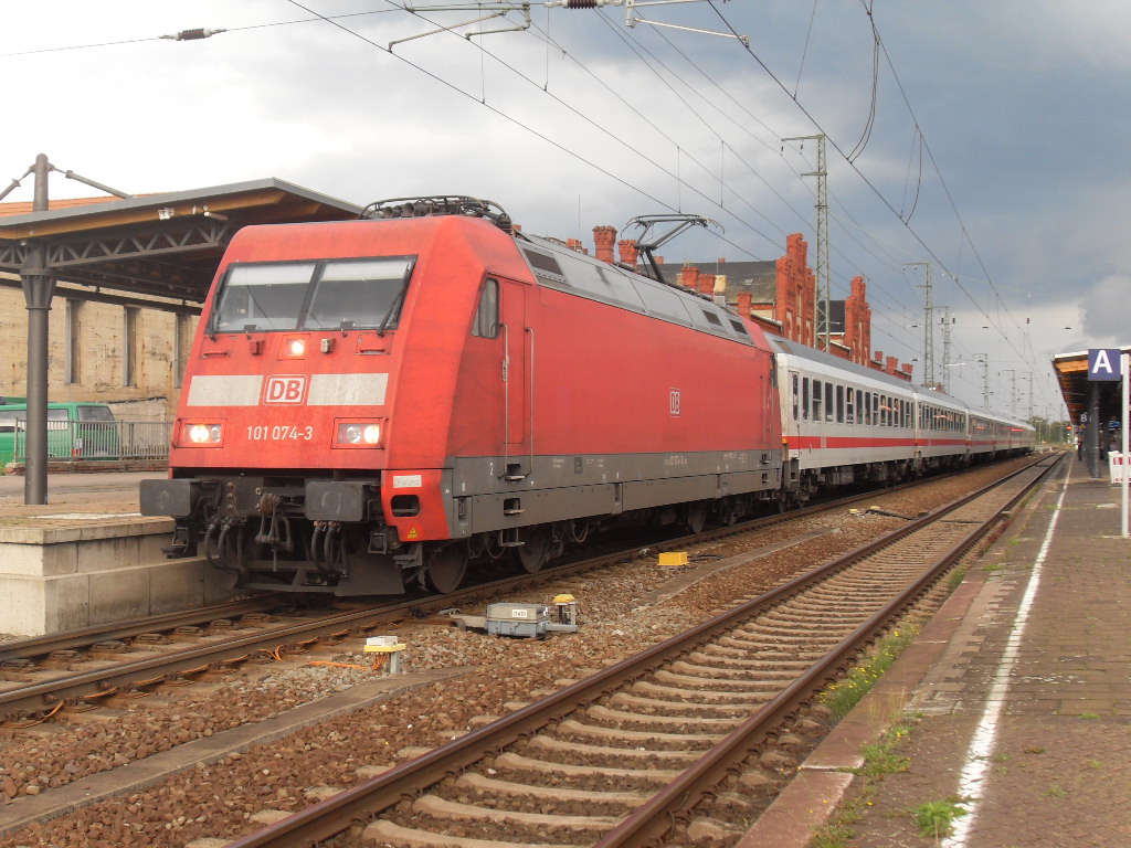 101 074 mit IC 1923 am 11.09.2011 in Stendal.