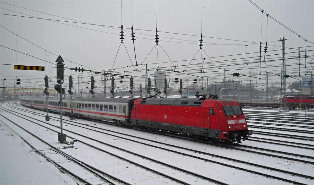 101 075-0 ist am 9. Dezember 2012 mit einem der ersten ICs des neuen Fahrplans nach Mannheim unterwegs. 