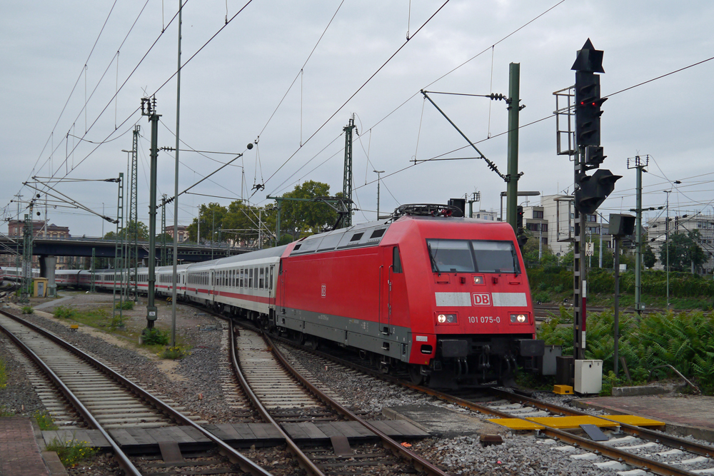 101 075-0 fhrt mit einem langen IC in den Mannheimer Hbf, um dann weiter nach Stuttgart zu fahren.  (23.09.12)