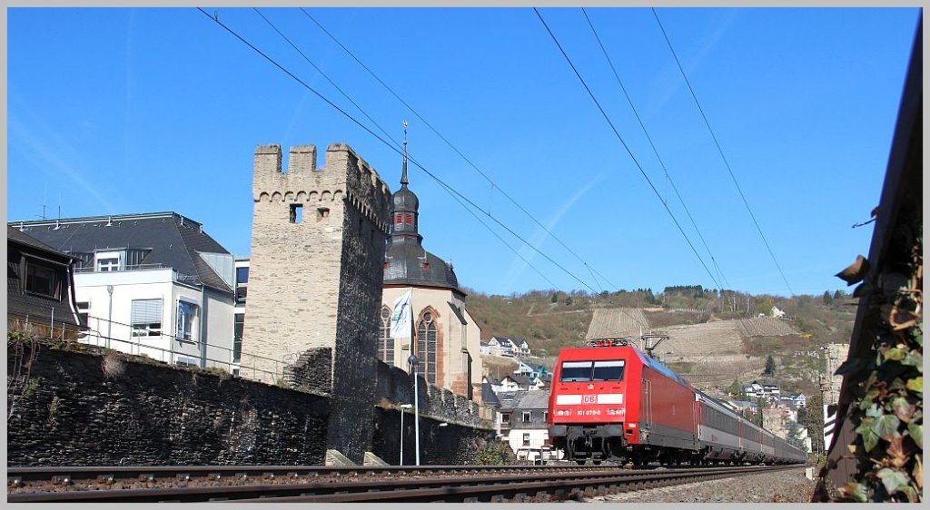 101 075 passiert mit dem aus SBB-Wagen gebildeten EC 7 (Hamburg Altona-Chur) Mutter-Rosa Kapelle und Stadtmauer von Oberwesel. 1.4.12 