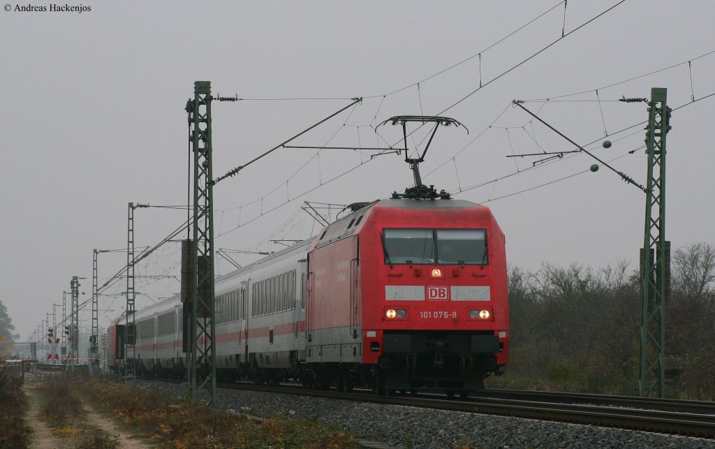 101 076-8 und 113-9 mit dem  IC 2103 (Basel SBB-Nrnberg Hbf) am Evsig Forchheim 29.10.09