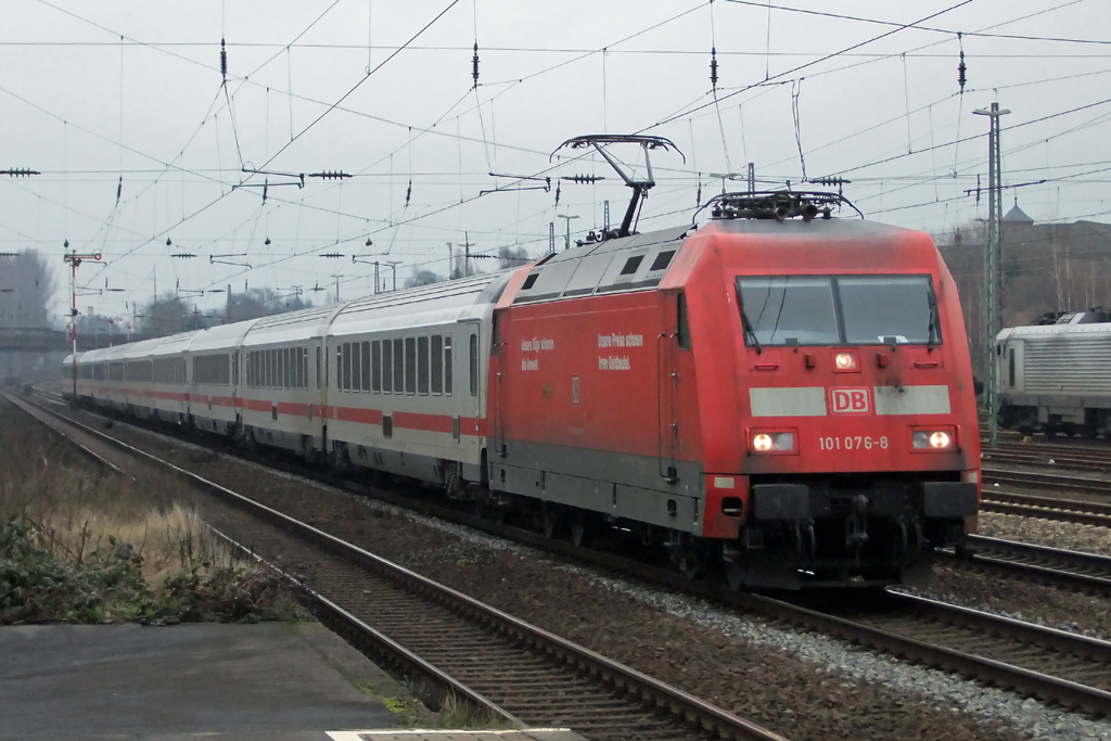 101 076-8 mit IC in Dsseldorf-Rath 11.2.2011